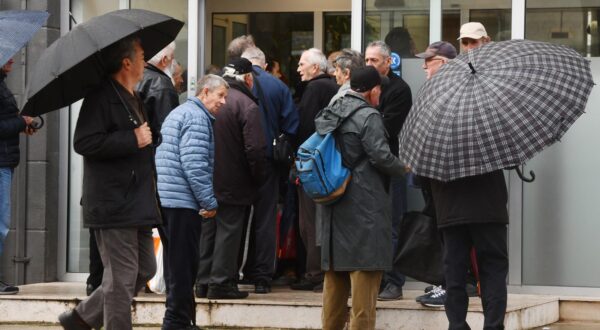 01.03.2024., Sibenik - Pocetkom mjeseca stvaraju se guzve ispred banaka zbog podizanja mirovina. Photo: Hrvoje Jelavic/PIXSELL