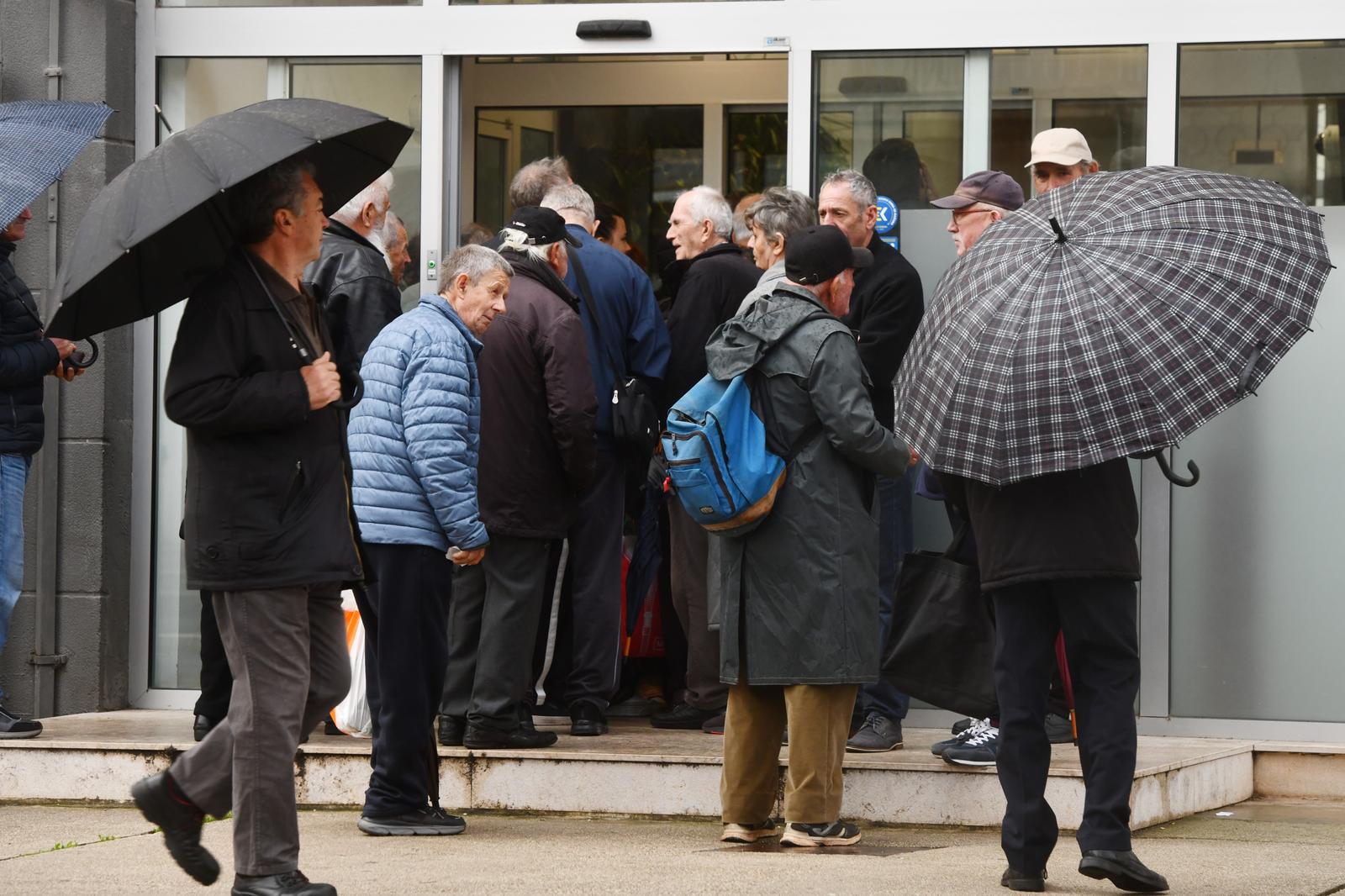 01.03.2024., Sibenik - Pocetkom mjeseca stvaraju se guzve ispred banaka zbog podizanja mirovina. Photo: Hrvoje Jelavic/PIXSELL