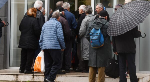 01.03.2024., Sibenik - Pocetkom mjeseca stvaraju se guzve ispred banaka zbog podizanja mirovina. Photo: Hrvoje Jelavic/PIXSELL