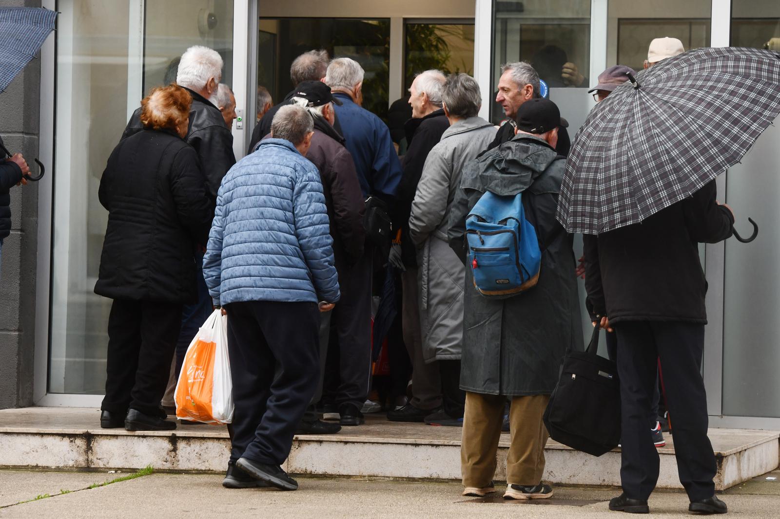 01.03.2024., Sibenik - Pocetkom mjeseca stvaraju se guzve ispred banaka zbog podizanja mirovina. Photo: Hrvoje Jelavic/PIXSELL