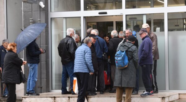 01.03.2024., Sibenik - Pocetkom mjeseca stvaraju se guzve ispred banaka zbog podizanja mirovina. Photo: Hrvoje Jelavic/PIXSELL