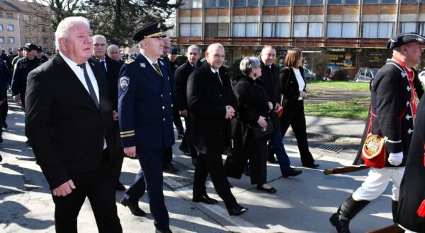 02.03.2024., Pakrac - Obiljezavanje godisnjice pocetka Domovinskog rata u Republici Hrvatskoj. ​S​redisnji ​program obiljezavanja 33. godisnjice pocetka Domovinskog rata u RH ​odrzan je danas gdje je nakon mise za sve poginule i umrle hrvatske branitelje​ krenuo tradicionalni  "Mimohod pobjednika“ povijesnih postrojbi ulicama Pakraca. Potom ​s​u kod spomen obilje​zja poginulim hrvatskim braniteljima na ​sredisnjem Trgu bana Josipa Jela​cica polo​zeni vijenci​. potpredsjednik Vlade i ministar branitelja Tomo Medved Photo: Ivica Galovic/PIXSELL