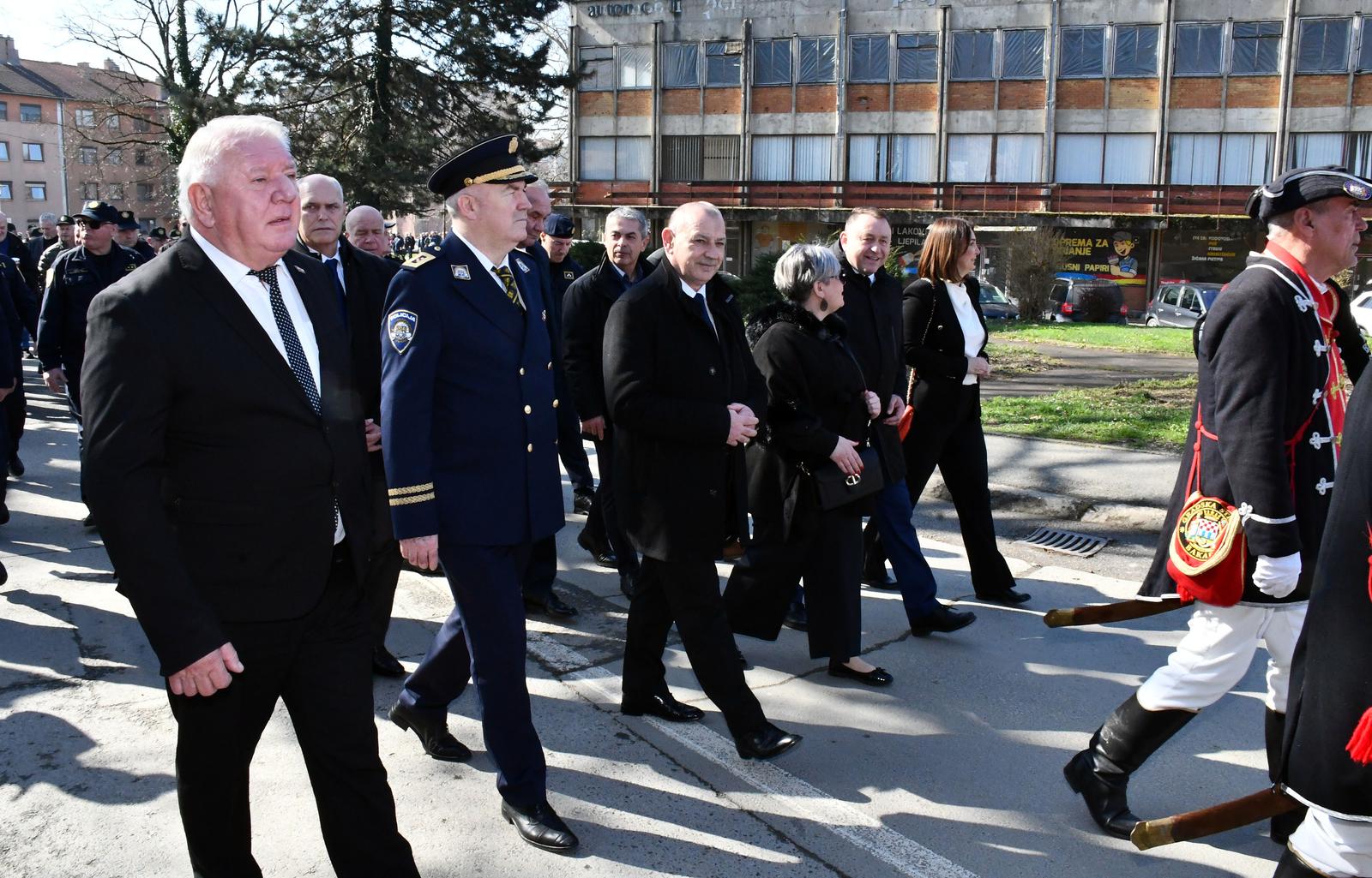 02.03.2024., Pakrac - Obiljezavanje godisnjice pocetka Domovinskog rata u Republici Hrvatskoj. ​S​redisnji ​program obiljezavanja 33. godisnjice pocetka Domovinskog rata u RH ​odrzan je danas gdje je nakon mise za sve poginule i umrle hrvatske branitelje​ krenuo tradicionalni  "Mimohod pobjednika“ povijesnih postrojbi ulicama Pakraca. Potom ​s​u kod spomen obilje​zja poginulim hrvatskim braniteljima na ​sredisnjem Trgu bana Josipa Jela​cica polo​zeni vijenci​. potpredsjednik Vlade i ministar branitelja Tomo Medved Photo: Ivica Galovic/PIXSELL