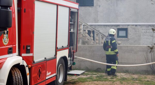 02.03.2024., Turanj - U mjestu Turanj planuo je pozar u na drvenom ugostiteljskom objektu. Brzom intervencijom vatrogasaca pozar je stavljen pod nadzor Photo: Sime Zelic/PIXSELL