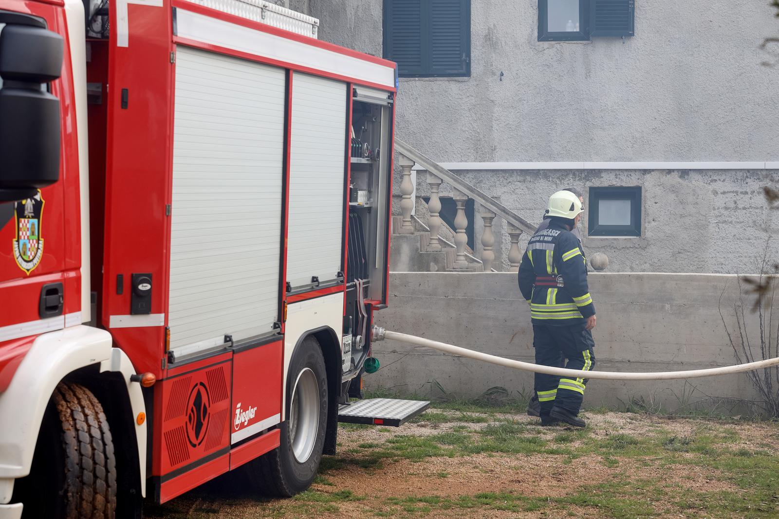 02.03.2024., Turanj - U mjestu Turanj planuo je pozar u na drvenom ugostiteljskom objektu. Brzom intervencijom vatrogasaca pozar je stavljen pod nadzor Photo: Sime Zelic/PIXSELL