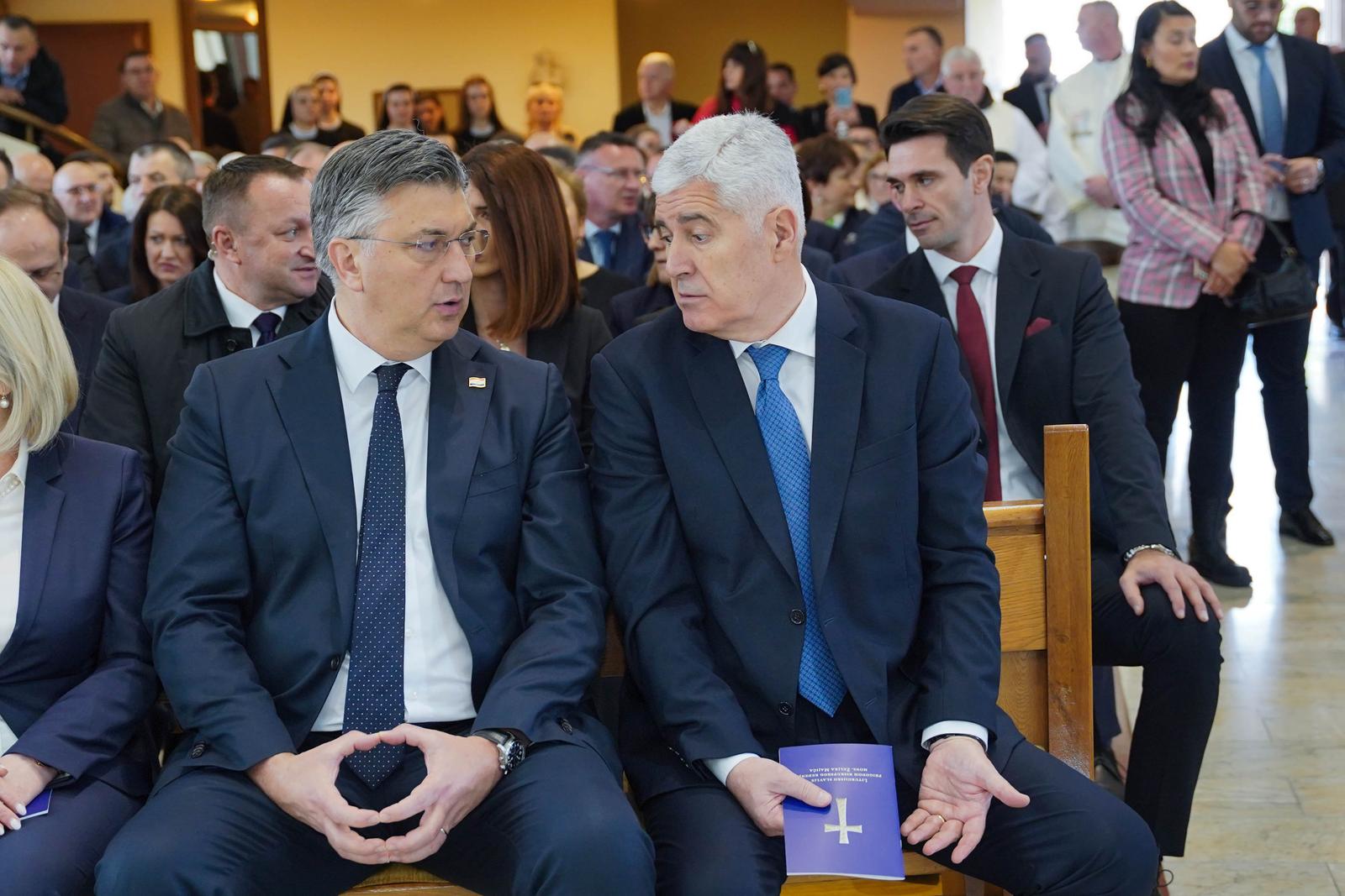 02.03.2024., Biskupski ordinarijat, Banja Luka (BiH) - Novi banjalucki biskup mons. Zeljko Majic zaredjen je tokom euharistijskog slavlja u banjaluckoj katedrali sv. Bonaventure kojeg je predvodio vrhbosanski nadbiskup Tomo Vuksic. Glavni zareditelj bio je vrhbosanski nadbiskup, a suzareditelj je bio i umirovljeni banjalucki biskup Franjo Komarica. Banjalucki biskup u miru Franjo Komarica uputio je posljednji put, kao dosadasnji biskup, rijeci iz poslanice Hebrejima. Zaredjenju novog banjaluckog biskupa prisustvovale su visoke zvanice Andrej Plenkovic, Dragan Covic, Borjana Kristo, Davor Pranjic, marinko Cavara, te banjalucki gradonacelnik Drasko Stanivukovic.

Photo: Dejan Rakita/Pixsell Photo: Dejan Rakita/PIXSELL