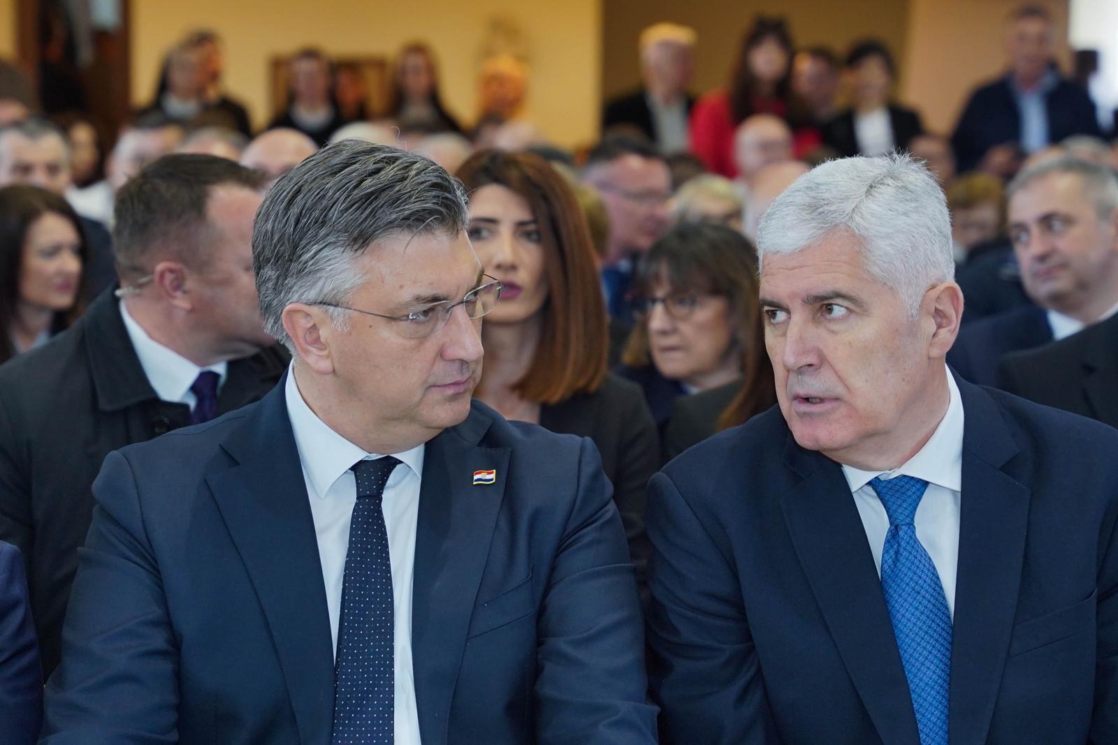 02.03.2024., Biskupski ordinarijat, Banja Luka (BiH) - Novi banjalucki biskup mons. Zeljko Majic zaredjen je tokom euharistijskog slavlja u banjaluckoj katedrali sv. Bonaventure kojeg je predvodio vrhbosanski nadbiskup Tomo Vuksic. Glavni zareditelj bio je vrhbosanski nadbiskup, a suzareditelj je bio i umirovljeni banjalucki biskup Franjo Komarica. Banjalucki biskup u miru Franjo Komarica uputio je posljednji put, kao dosadasnji biskup, rijeci iz poslanice Hebrejima. Zaredjenju novog banjaluckog biskupa prisustvovale su visoke zvanice Andrej Plenkovic, Dragan Covic, Borjana Kristo, Davor Pranjic, marinko Cavara, te banjalucki gradonacelnik Drasko Stanivukovic.

Photo: Dejan Rakita/Pixsell Photo: Dejan Rakita/PIXSELL