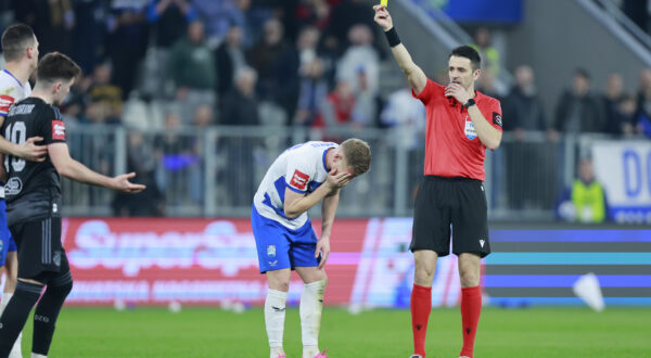 03.03.2024., Opus Arena, Osijek - SuperSport prva Hrvatska nogometna liga, 25. kolo, NK Osijek - GNK Dinamo. Sudac Igor Pajac pokazuje zuti karton nogometasu Osijeka Enisu Cokaju. Photo: Davor Javorovic/PIXSELL