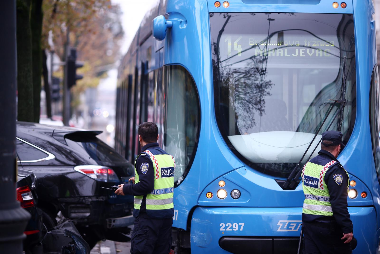 Zagreb: Travaj i osobno vozilo sudjelovali u nesreći u Draškovićevoj 03.11.2018., Zagreb - U prometnoj nesreci u Draskovicevoj ulici kod broja 15 sudjelovali tramvaj i osobno vozilo. Photo: Igor Soban/PIXSELL