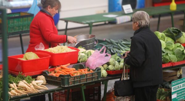 04.01.2024., Karlovac - Iako je ponuda raznovrsnog povrca i mesa na karlovackoj trznici bogata potraznja je slaba. Photo: Kristina Stedul Fabac/PIXSELL