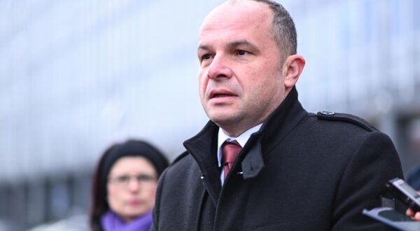 5.1.2024., Zagreb - Forum zena SDP-a na skupu upozoravajui na sve cesce obiteljsko nasilje i losu provedbu Istanbulske konvencije u Hrvatskoj. Sudionici su citali dijelove Ustava RH, Istanbulske konvencije, Kaznenog zakona te Zakona o zastiti od nasilja u obitelji. Na skupu je, medju ostalima bio potpredsjednik SDP-a saborski zastupnik Sinisa Hajdas Doncic, predsjednica Glavnog odbora Foruma zena SDP-a saborska zastupnica Andreja Maric, saborske zastupnice platforme Mozemo! Ivana Kekin, Ursa Raukar i Jelena Milos te predsjednica stranke GLAS saborska zastupnica Anka Mrak Taritas. Photo: Neva Zganec/PIXSELL