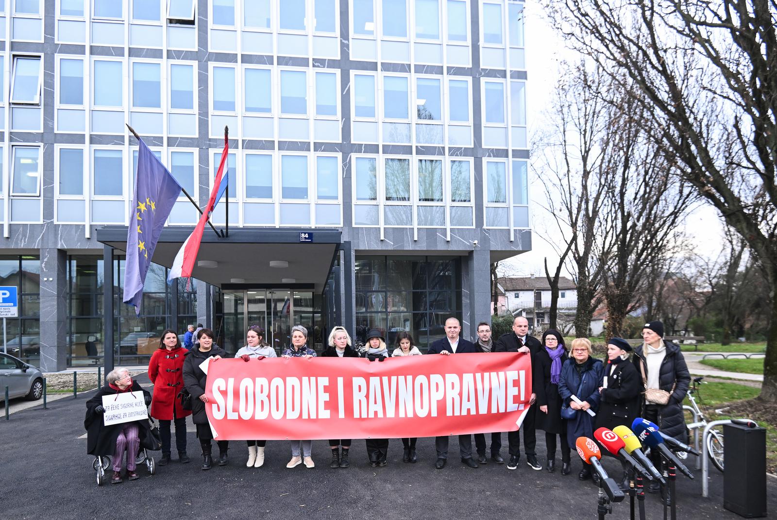 5.1.2024., Zagreb - Forum zena SDP-a na skupu upozoravajui na sve cesce obiteljsko nasilje i losu provedbu Istanbulske konvencije u Hrvatskoj. Sudionici su citali dijelove Ustava RH, Istanbulske konvencije, Kaznenog zakona te Zakona o zastiti od nasilja u obitelji. Na skupu je, medju ostalima bio potpredsjednik SDP-a saborski zastupnik Sinisa Hajdas Doncic, predsjednica Glavnog odbora Foruma zena SDP-a saborska zastupnica Andreja Maric, saborske zastupnice platforme Mozemo! Ivana Kekin, Ursa Raukar i Jelena Milos te predsjednica stranke GLAS saborska zastupnica Anka Mrak Taritas. Photo: Neva Zganec/PIXSELL