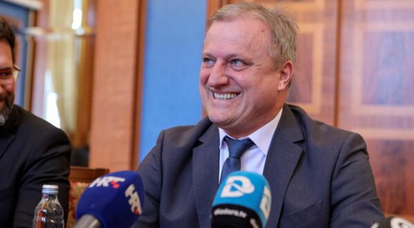 05.02.2024., Zadar - Odlukom Ministarstva financija od 26. sijecnja ove godine utvrdjena je neuskladjenost Proracuna Grada Zadra za 2024. godinu sa Zakonom o proracunu. Time je i potvrdjena Odluka o obustavi od primjene opceg akta predstavničkog tijela koju je donio gradonacelnik Grada Zadra. Predmetnu odluku o obustavi Proracuna Ministarstvo financija ocijenilo je osnovanom.
Ova odluka Ministarstva tema je danasnje konferencije za predstavnike medija koju je gradonacelnik Branko Dukic odrzao u Maloj vijecnici Photo: Sime Zelic/PIXSELL