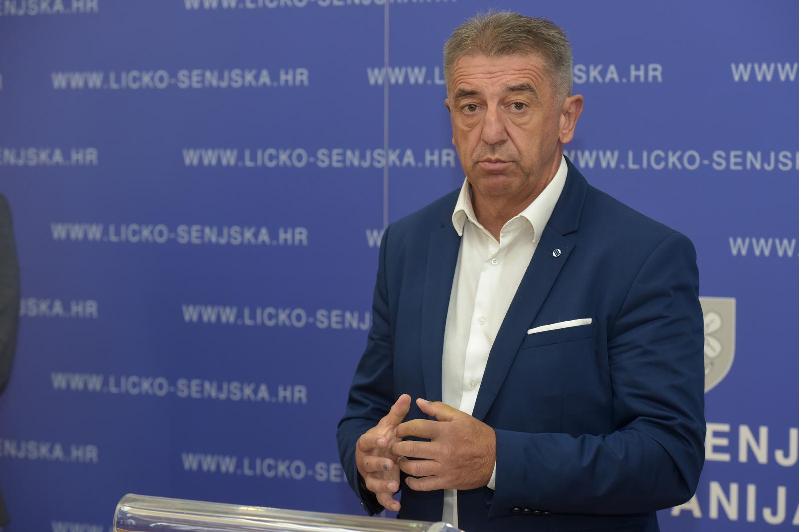 05.06.2020., Gospic - Zupan Licko-senjski Darko Milinovic odrzao je konferenciju za medije sa uzim sastavom Stozera civilne zastite Licko-senjske zupanije. rPhoto: Dino Stanin/PIXSELL