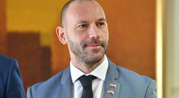 06.02.2024., Varazdin - Gradonacelnik Varazdina Neven Bosilj i direktor Fonda za zastitu okolisa i energetsku ucinkovitost Luka Balen potpisali su ugovor o sudjelovanju fonda u financiranju sanacije zatvorenog odlagalista neopasnog otpada u Gospodarskoj zoni "Brezje". Damir Habijan. Photo: Vjeran Zganec Rogulja/PIXSELL