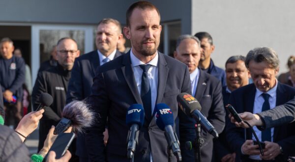 06.03.2024. Beli Manastir - Ministar regionalnoga razvoja i fondova Europske unije Sime Erlic boravio je u Vukovarsko-srijemskoj i Osjecko-baranjskoj zupaniji te je u sklopu svoga posjeta sa suradnicima obisao Romsko naselje u Dardi i Romski drustveni centar U Belom Manstiru Photo: Borna Jaksic/PIXSELL