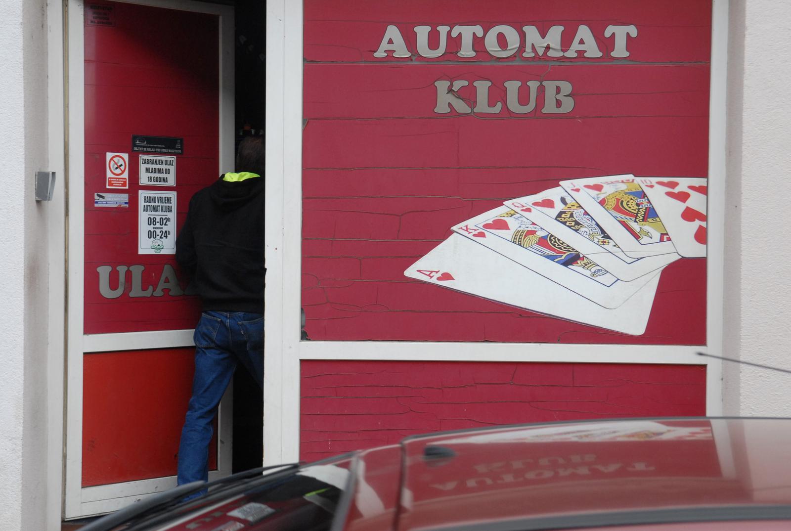 06.11.2013., Bjelovar - Nocas, oko 01,30 sati u Ulici Jurja Haulika u automat klubu Rulet, nepoznati pocinitelj je pocinio kazneno djelo razbojnistvo, te od uposlenice otudjio zasada nepoznati iznos novca nakon cega je pobjegao. Policijski sluzbenici poduzimaju sve potrebne mjere i radnje radi pronalaska pocinitelja ovog kaznenog djela. Ocevid je obavljen tijekom noci, tako da je klub od jutra normalno radio. rPhoto: Damir Spehar/PIXSELL