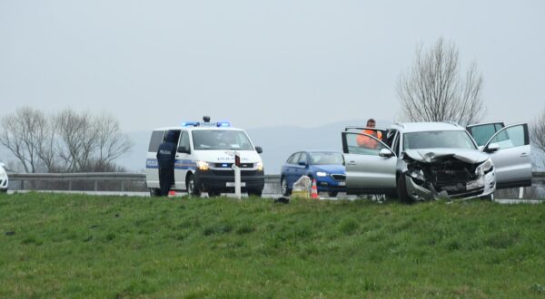 07.03.2024. Novska - Teška prometna nesreća dogodila se jutros oko 7.15 sati na autocesti A3 između Novske i Okučana u smjeru Lipovca. Sudarili su se kamion i automobil. Prema neslužbenim informacijama, poginuli su muškarac i žena iz automobila. Photo: Nikola Cutuk/PIXSELL