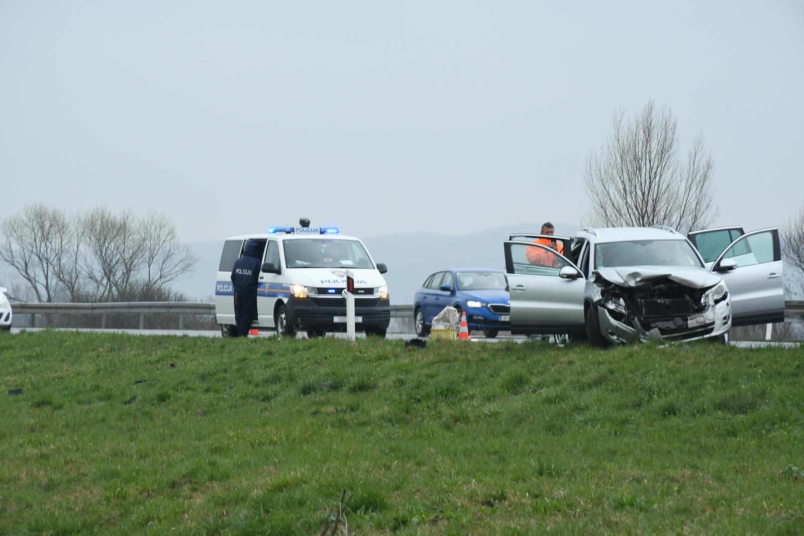 07.03.2024. Novska - Teška prometna nesreća dogodila se jutros oko 7.15 sati na autocesti A3 između Novske i Okučana u smjeru Lipovca. Sudarili su se kamion i automobil. Prema neslužbenim informacijama, poginuli su muškarac i žena iz automobila. Photo: Nikola Cutuk/PIXSELL
