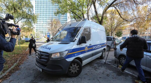 08.11.2023., Zagreb - Policija dovodi na saslusanje osumnjicene osobe za koje se sumnja da su sudjelovale u zlouporabama na Geodetskom fakultetu u zgradu Ureda europskog javnog tuzitelja (EPPO) u Savskoj ulici. Photo: Robert Anic/PIXSELL