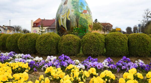 09.04.2022.,Bjelovar - Manifestacijom 'Pisanicom do Uskrsa' grad Bjelovar ce obiljeziti nadolazece uskrsne blagdane. Stoga su u sredistu grada postavljanje velike uskrsne pisanice. Photo: Damir Spehar/PIXSELL