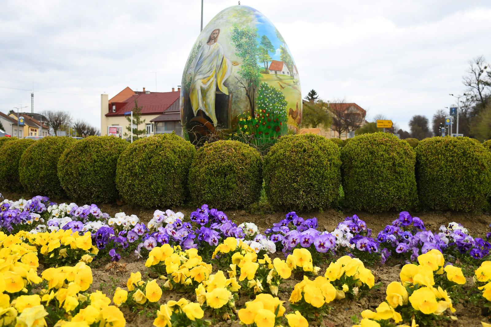 09.04.2022.,Bjelovar - Manifestacijom 'Pisanicom do Uskrsa' grad Bjelovar ce obiljeziti nadolazece uskrsne blagdane. Stoga su u sredistu grada postavljanje velike uskrsne pisanice. Photo: Damir Spehar/PIXSELL