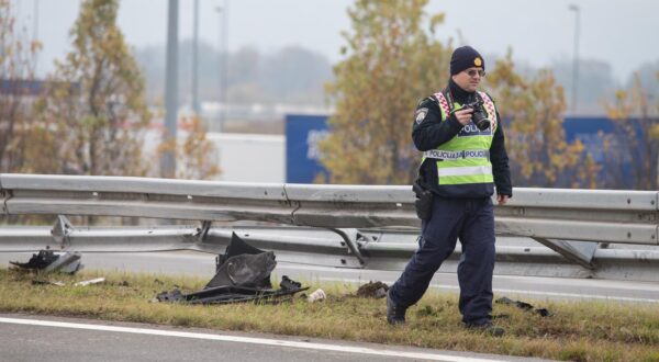 09.11.2016., Samobor, Bregana -  Na  Autocesti Bregana - Lipovac kod odmorista Gradna u smjeru Bregane zapalio se automobil nakon udarca u zastitnu ogradu. Vatrogasci su ugasili vatru, a policija osigurava mjesto nesrece. "nPhoto: Davor Puklavec/PIXSELL