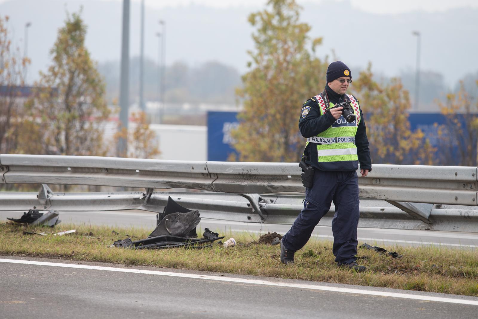 09.11.2016., Samobor, Bregana -  Na  Autocesti Bregana - Lipovac kod odmorista Gradna u smjeru Bregane zapalio se automobil nakon udarca u zastitnu ogradu. Vatrogasci su ugasili vatru, a policija osigurava mjesto nesrece. "nPhoto: Davor Puklavec/PIXSELL