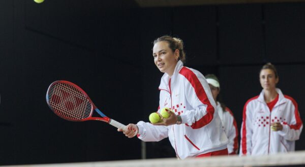 09.11.2022., Rijeka -  Kids Day. Druzenje tenisacica hrvatske reprezentacije s djecom uoci susreta Hrvatske i Njemacke u Billie Jean King kupu. Donna Vekic   Photo: Nel Pavletic/PIXSELL