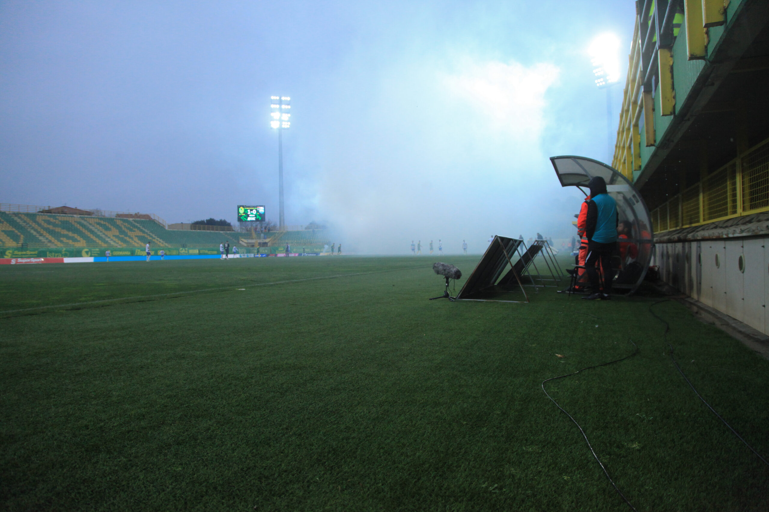 10.02.2024., stadion Aldo Drosina, Pula - SuperSport HNL, 22. kolo, NK Istra 1961 - NK Osijek. Dim prekrio stadion nakon bakljade navijaca Osijeka te izazvao prekid utakmice. Photo: Luka Batelic/PIXSELL