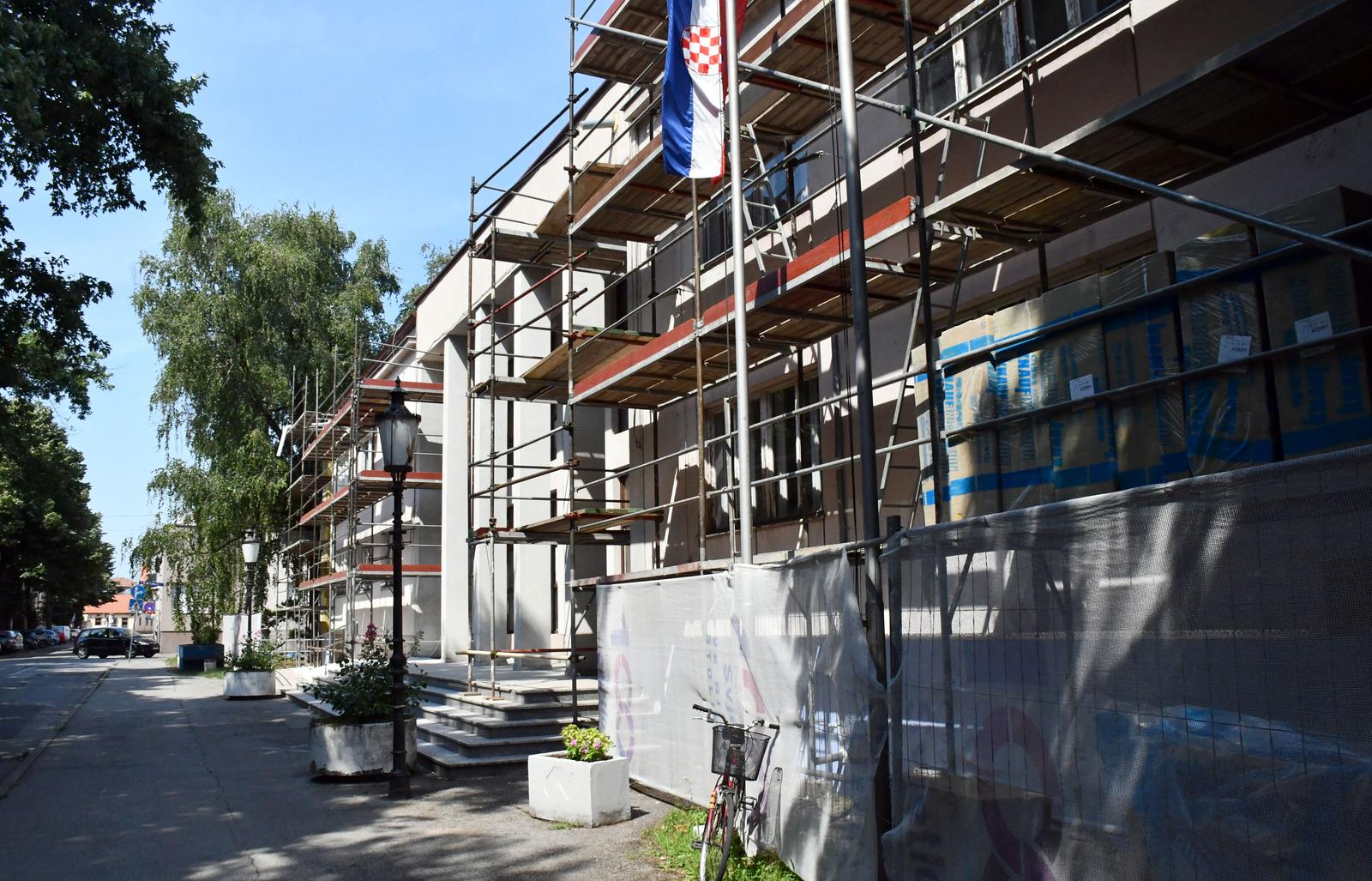 10.07.2023., Slavonski Brod - Radovi na energetskoj obnovi zgrade Zupanijskog suda u Ulici Tome Skalice. Photo: Ivica Galovic/PIXSELL