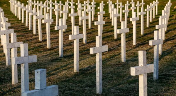 28.10.2021., Vukovar -  Memorijalno groblje zrtava iz Domovinskog rata u Vukovaru.
Na mjestu masovne grobnice na groblju je ekshumirano 938 tijela i na tomu je mjestu postavljen isti broj bijelih mramornih krizeva koji predstavljaju broj zrtava. U sredisnjem dijelu groblja 5. kolovoza 2000. godine postavljen je spomenik ciji je autor Djurdja Ostoja. Spomenik je izradjen od patinirane bronce, visok je cetiri metra, a u sredini je zracni kriz i vjecni plamen. Najmladja zrtva Domovinskog rata imala je svega sest mjeseci, a najstarija 104 godine. Photo: Emica Elvedji/PIXSELL