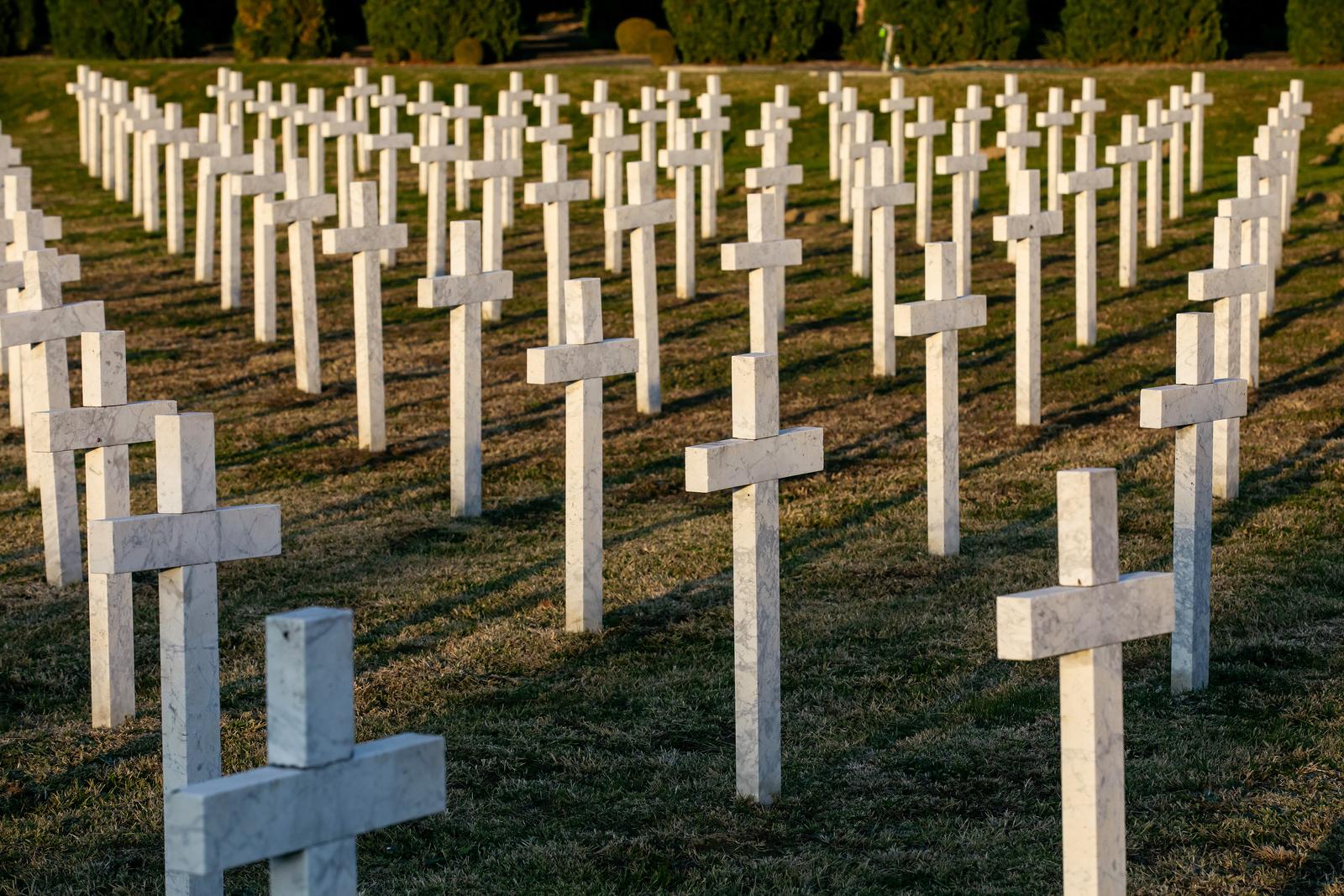28.10.2021., Vukovar -  Memorijalno groblje zrtava iz Domovinskog rata u Vukovaru.
Na mjestu masovne grobnice na groblju je ekshumirano 938 tijela i na tomu je mjestu postavljen isti broj bijelih mramornih krizeva koji predstavljaju broj zrtava. U sredisnjem dijelu groblja 5. kolovoza 2000. godine postavljen je spomenik ciji je autor Djurdja Ostoja. Spomenik je izradjen od patinirane bronce, visok je cetiri metra, a u sredini je zracni kriz i vjecni plamen. Najmladja zrtva Domovinskog rata imala je svega sest mjeseci, a najstarija 104 godine. Photo: Emica Elvedji/PIXSELL