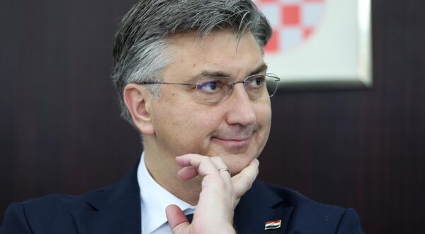 11.03.2024., Zagreb - Predsjednik Vlade Andrej Plenkovic obisao je gradiliste Klinike za infektivne bolesti dr. Fran Mihaljevic. Nakon obilaska, u nazocnosti predsjednika Vlade Andreja Plenkovica, ministar zdravstva Vili Beros, ravnatelj SAFU-a Dragan Jelic i ravnateljica Klinike za infektivne bolesti dr. Fran Mihaljevic Alemka Markotic potpisali su Ugovor o dodjeli bespovratnih sredstava za projekte financirane iz Nacionalnog plana oporavka i otpornosti 2021.-2026. Photo: Goran Stanzl/PIXSELL