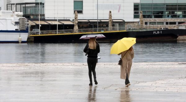 11.03.2024., Rijeka - Kisni dan u gradu prisilio Rijecane da otvore kisobrane. Photo: Goran Kovacic/PIXSELL