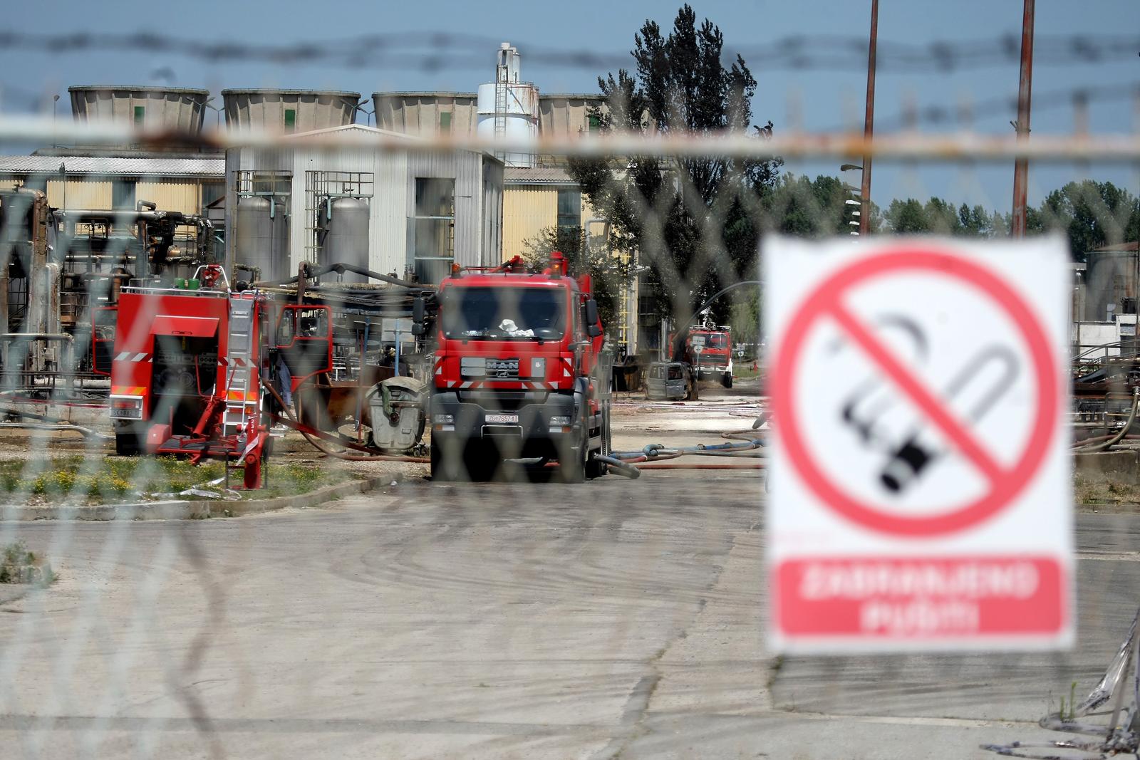 22.06.2011. Sisak, Hrvatska - Dva dana nakon katastrofalnog pozara na postrojenju KP6 sisacke rafinerije zbrajaju se stete pod budnim okom vatrogasaca.rPhoto: Petar Glebov/PIXSELL