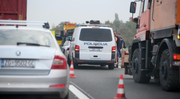 12.10.2022., Sveta Helena - Kamion s prikolicom prevrnuo se na autocesti A4 kod izlaza Sveta Helena. Promet se odvija jednim trakom te je nastala velika guzva. Photo: Matija Habljak/PIXSELL
