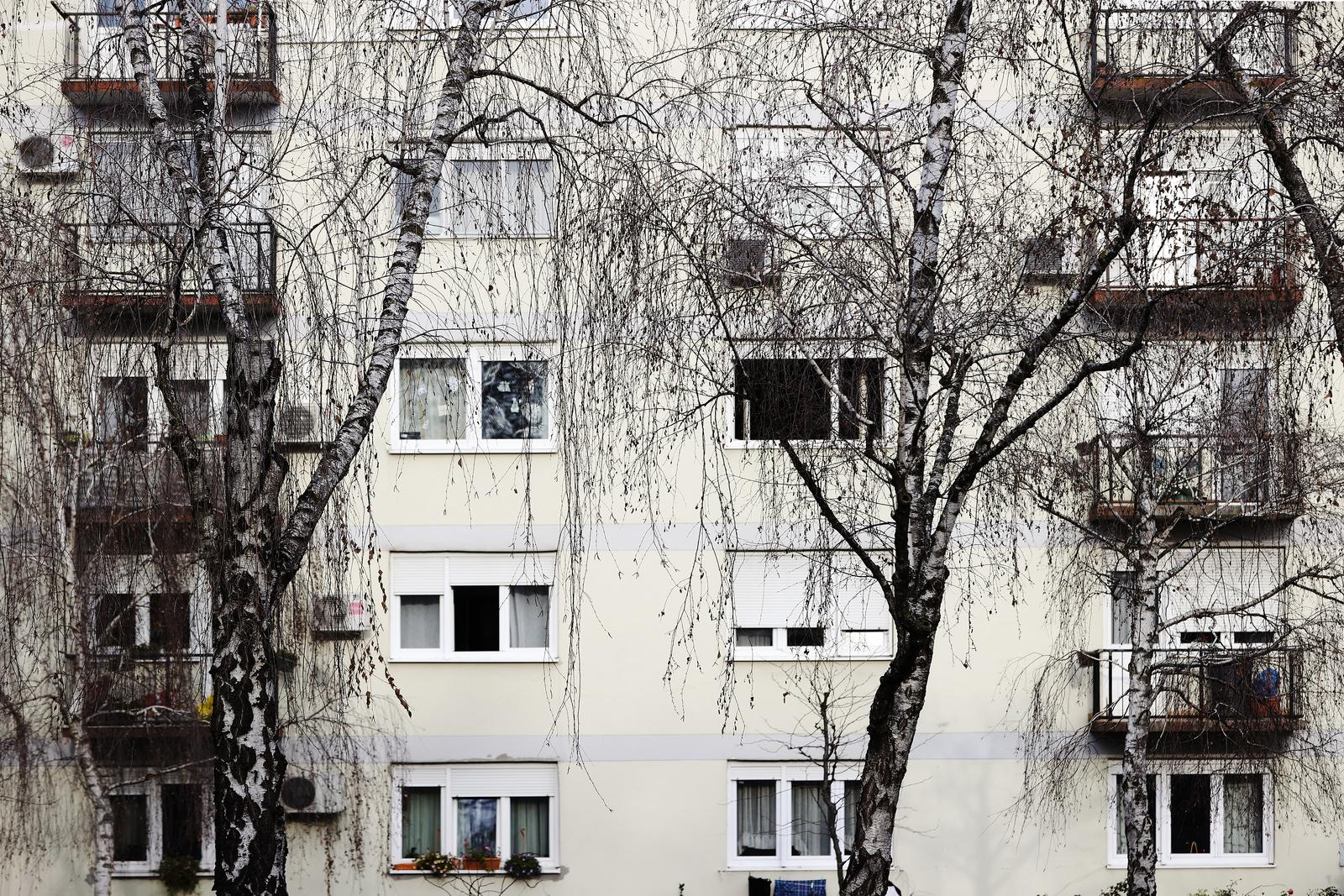 13.01.2021., Zagreb - Kvartovska setnja kroz jedan od najstarijih kvartova u Zagrebu - foto prica. Kontrast velikih uredjenih i manjih vrlo skromnih gradjevina. Uske ulicice, kuce u nizu i dimnjak toplane koji dominira iznad njih. Tih i miran kao i vecina kvartova u gradu u ovo doba pandemije koronavirusa. To je Tresnjevka. Nazivala se ona jos od davne proslosti i radnickim kvartom. Na njenim danasnjim igralistima, skolama, parkovima, ducanima i obrtima nekada su bila velika polja. Na granicama kvarta kontroliralo se tko ulazi u grad i sto ulazi u grad te se tamo placala carina na proizvode koji su se unosili u njega. Photo: Sanjin Strukic/PIXSELL