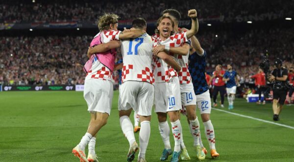 14.06.2023., stadion Feyenoord "De Kuip", Rotterdam, Nizozemska - UEFA Liga Nacija, polufinale, Nizozemska - Hrvatska. Nogometasi Hrvatske slave pogodak za vodstvo 3:2. Borna Sosa, Bruno Petkovic, Luka Modric Photo: Marko Lukunic/PIXSELL