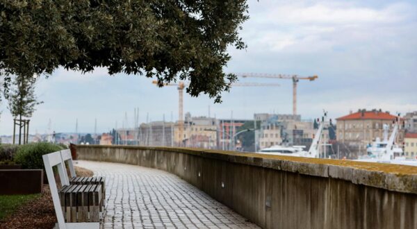 15.01.2024., Zadar - Oblacno predvecerje u gradu Photo: Sime Zelic/PIXSELL