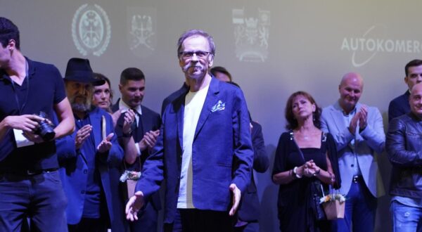 10, October, 2023, Belgrade - A bow of the crew of the feature film "Heroji Halijarda" after the Belgrade premiere at MTS Dvorana. Zarko Lausevic. Photo: Antonio Ahel/ATAImages

10, oktobar, 2023, Beograd - Poklon ekipe igranog filma "Heroji Halijarda" nakon beogradske premijere u mts Dvorani. Photo: Antonio Ahel/ATAImages Photo: Antonio Ahel/PIXSELL