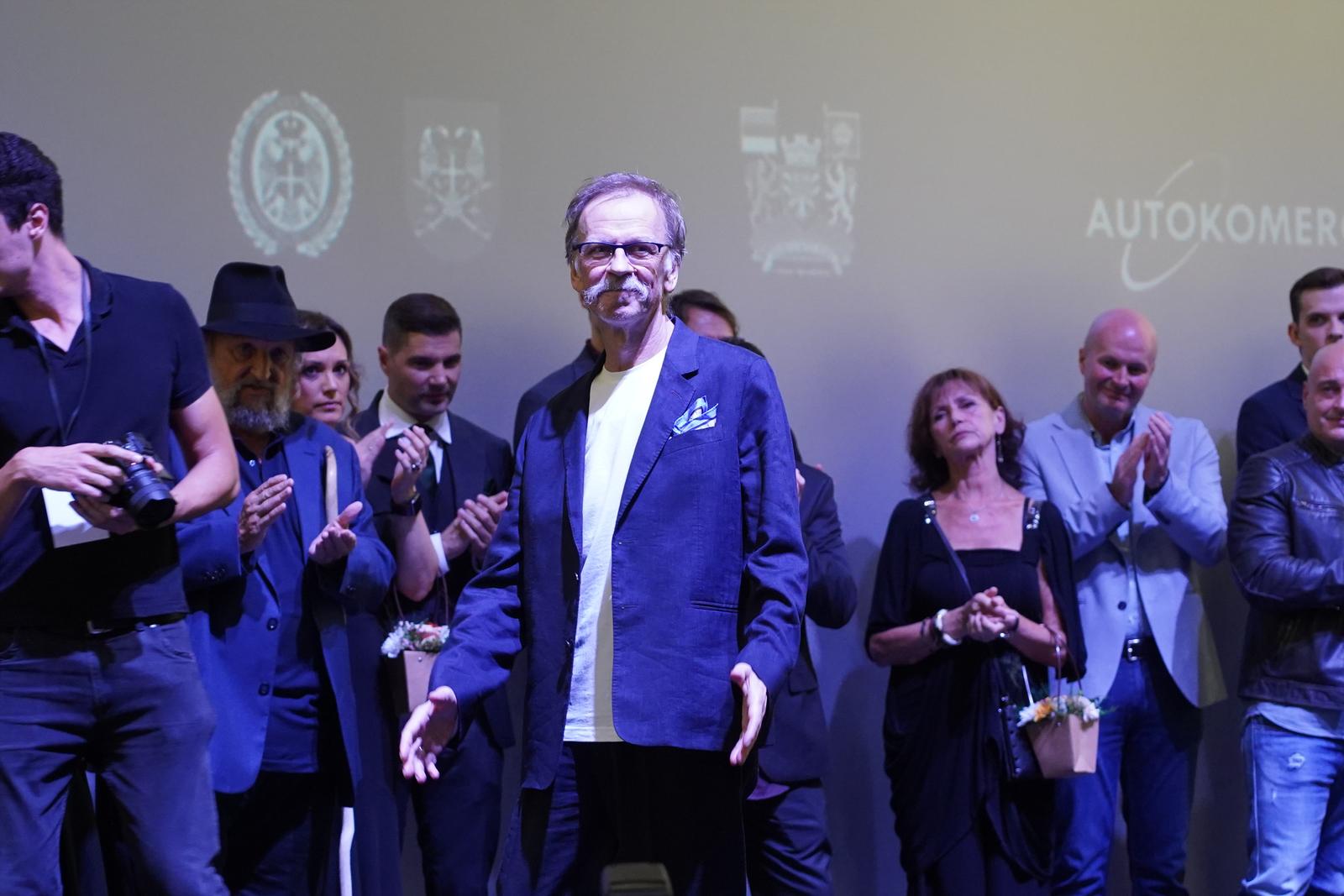 10, October, 2023, Belgrade - A bow of the crew of the feature film "Heroji Halijarda" after the Belgrade premiere at MTS Dvorana. Zarko Lausevic. Photo: Antonio Ahel/ATAImages

10, oktobar, 2023, Beograd - Poklon ekipe igranog filma "Heroji Halijarda" nakon beogradske premijere u mts Dvorani. Photo: Antonio Ahel/ATAImages Photo: Antonio Ahel/PIXSELL