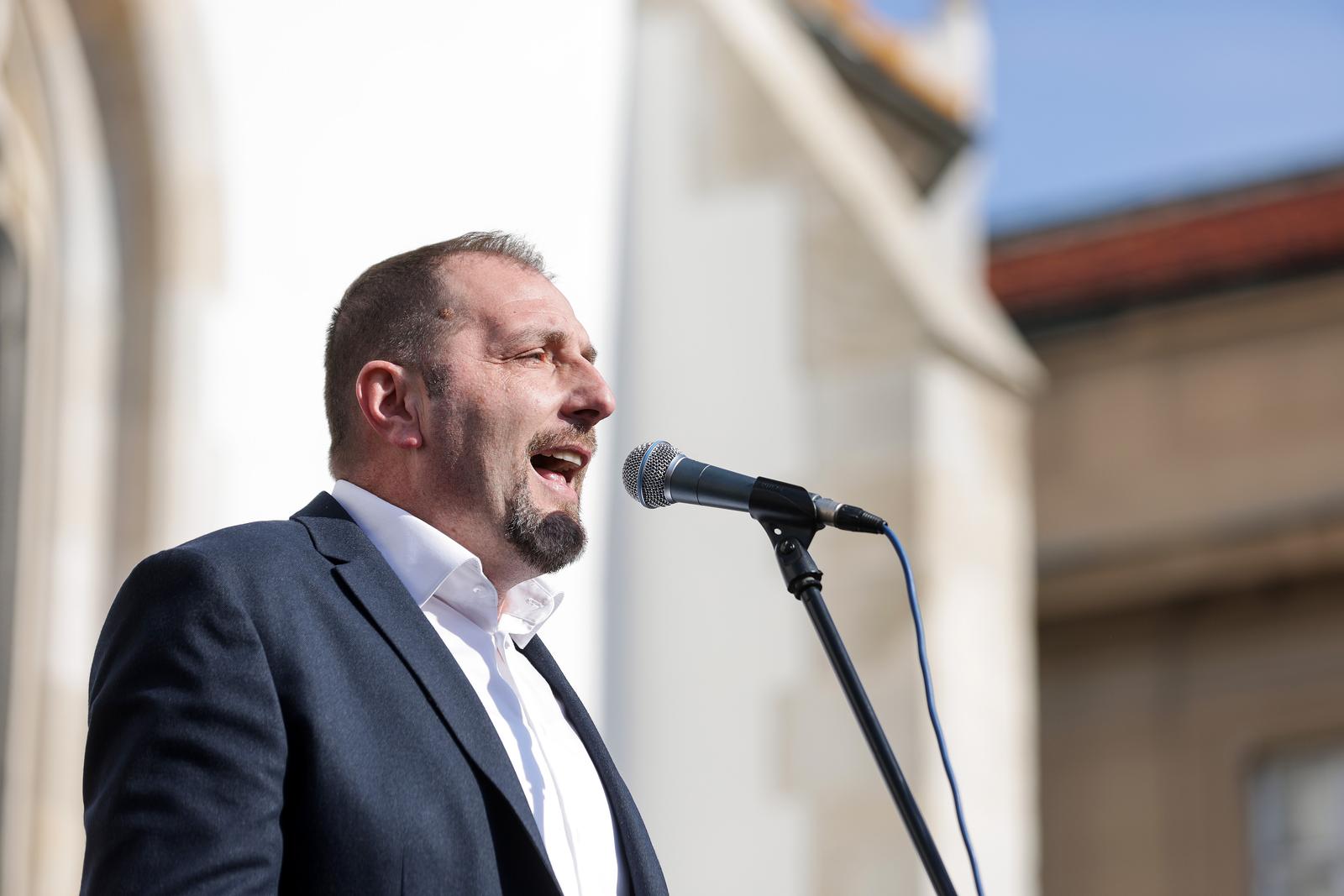 17.02.2024., Zagreb - Pod nazivom"Dosta je! Odmah na izbore" danas se na Markovom trgu  odrzao prosvjed koji organizira 11 parlamentarnih stranaka lijevo-liberalne oporbe, a koji ce zatraziti zaustavljanje korupcije, kriminala, pljacke i HDZ-ove uzurpacije vlasti te trenutacno raspisivanje izbora. Photo: Luka Stanzl/PIXSELL