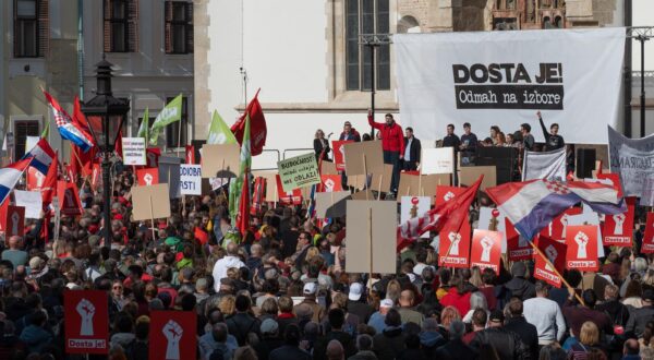 17.02.2024., Zagreb - Pod nazivom"Dosta je! Odmah na izbore" danas se na Markovom trgu  odrzao prosvjed koji organizira 11 parlamentarnih stranaka lijevo-liberalne oporbe, a koji ce zatraziti zaustavljanje korupcije, kriminala, pljacke i HDZ-ove uzurpacije vlasti te trenutacno raspisivanje izbora.  Photo: Marko Juric/PIXSELL