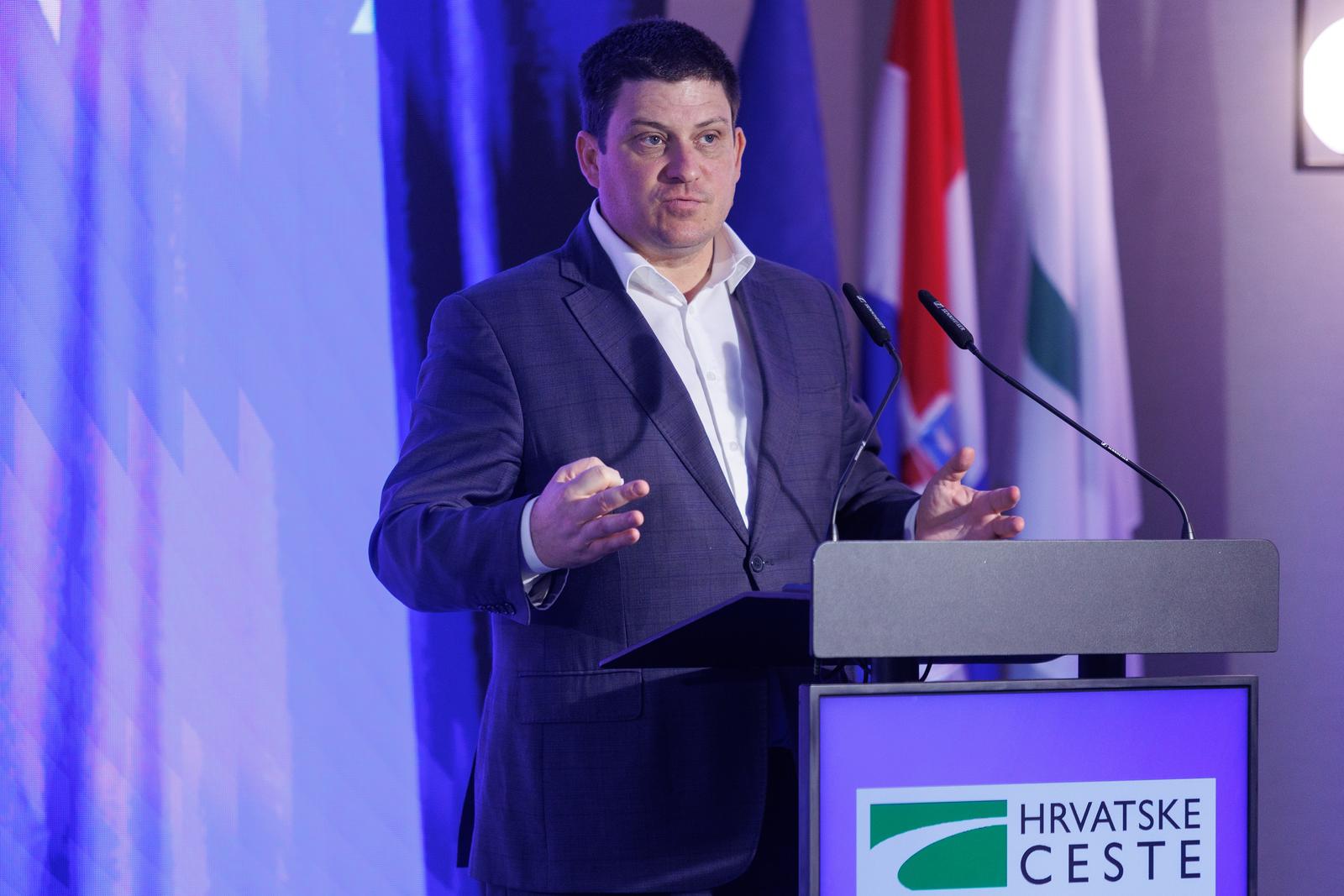 18.03.2024., Rijeka - U hotelu HIlton Rijeka Costabella odrzana je zavrsna konferencija projekta sanacije opasnih mjesta na cestama te urucenje ugovora za projekte izgradnje, sanacije i rekonstrukcije lucke infrastrukture te sanacije pomorskog dobra na podrucju Primorsko-goranske i Istarske zupanije. potpredsjednik Vlade i ministar mora, prometa i infrastrukture Oleg Butkovic Photo: Nel Pavletic/PIXSELL
