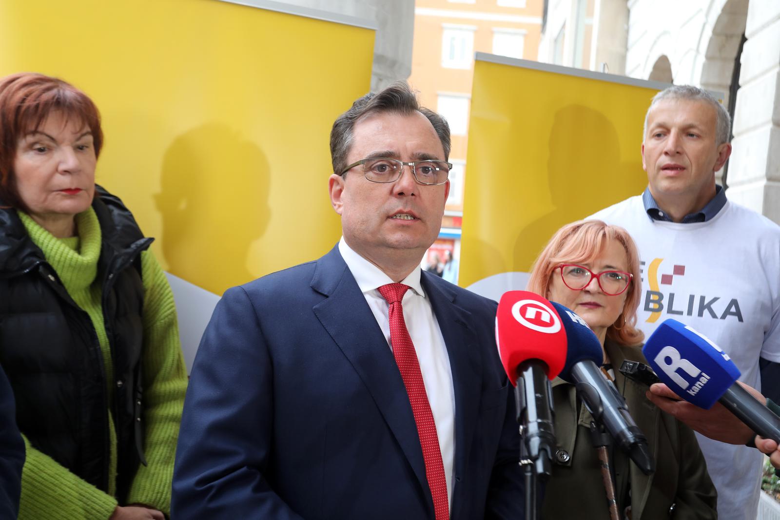 18.03.2024., Rijeka - Predsjednik stranke Republika Damir Vandjelic, potpredsjednica Gordana Deranja i clanica Glavnog odbora stranke Ines Strenja sa suradnicima su se druzili sa gradjanima na Korzu, nakon cega su dali izjavu za medije.  Photo: Goran Kovacic/PIXSELL