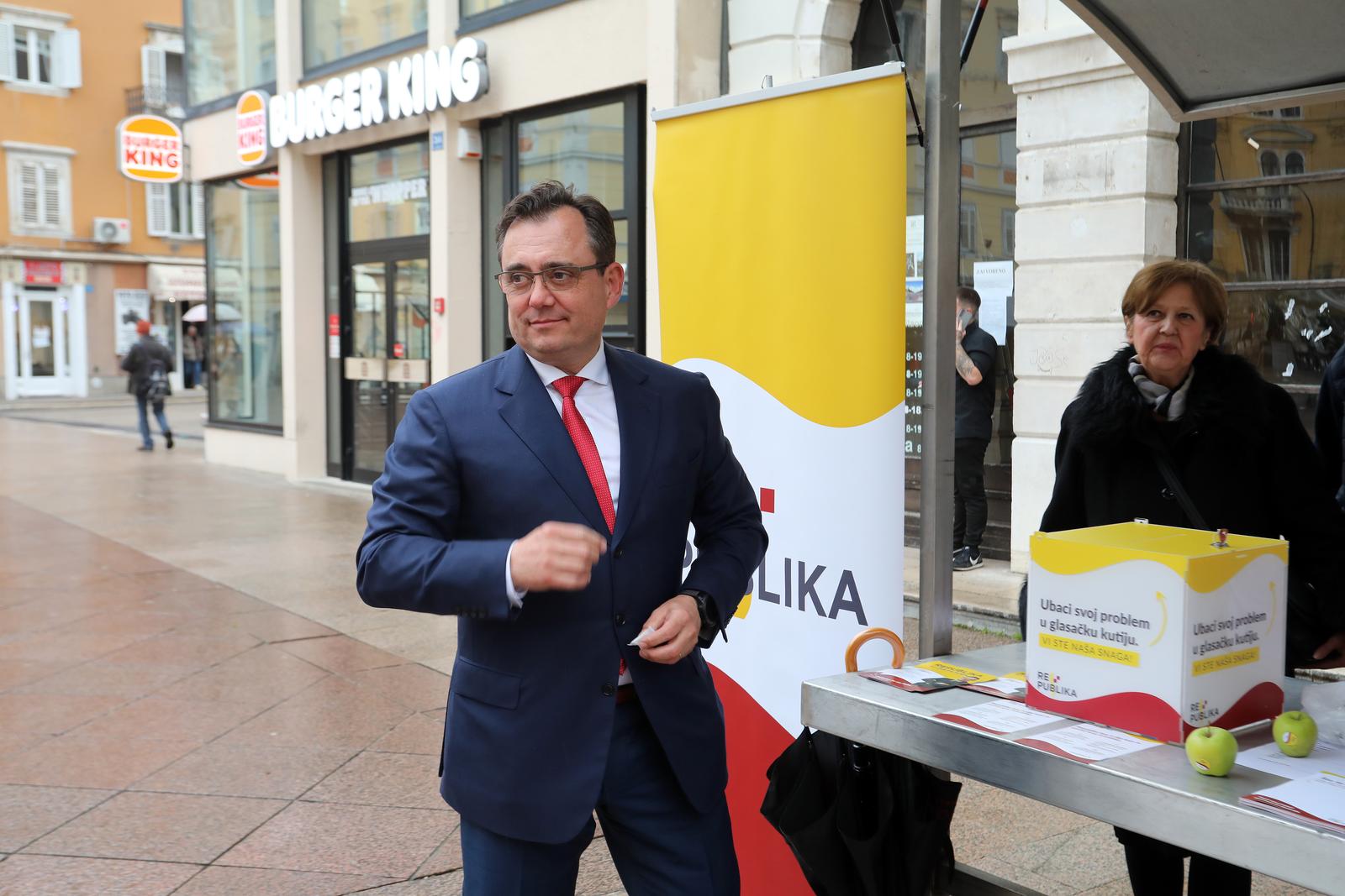 18.03.2024., Rijeka - Predsjednik stranke Republika Damir Vandjelic, potpredsjednica Gordana Deranja i clanica Glavnog odbora stranke Ines Strenja sa suradnicima su se druzili sa gradjanima na Korzu, nakon cega su dali izjavu za medije.  Photo: Goran Kovacic/PIXSELL