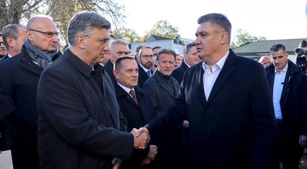 18.11.2023. Vukovar -Obiljezavanje Dana sjecanja na zrtvu Vukovara 1991. - 2023. Program „Vukovar – moj izbor i u dobru i u zlu“ krece u 10:00 sati u krugu Nacionalne memorijalne bolnice „dr. Juraj Njavro“ Vukovar gdje ce prigodni program izvesti Klapa „Sv. Juraj“ HRM, Najbolji hrvatski tamburasi i glumac Darko Milas., nakon toga ulicama grada Vukovara  krenuti ce Krizni put - Kolona sjecanja do Memorijalnog groblja. Zoran Milanovic, Andrej Plenkovic, Gordan Jandrokovic. Photo: Emica Elvedji/PIXSELL