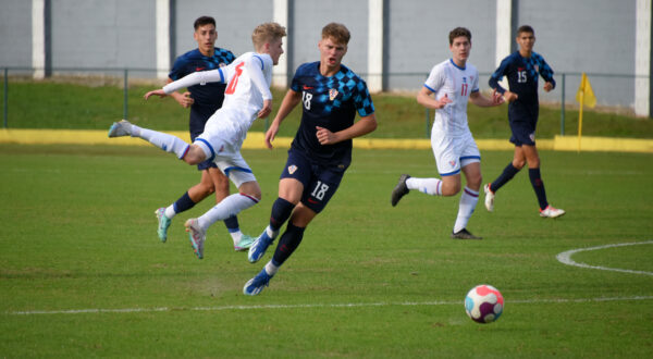 18.11.2023., stadion Valbruna, Rovinj - Kvalifikacije za UEFA U-19 Europsko prvenstvo, Hrvatska - Farski otoci. Mattias Hellisdal, Anton Matkovic Photo: Sasa Miljevic/PIXSELL