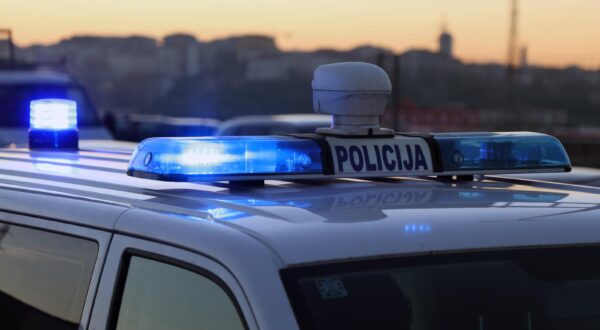 18.12.2023., Split- Prometna nesreca na predjelu Smokovik, prije nadvoznjaka prema Solinu. Auto na boku, stvara se velika guzva na izlazu iz Splita Photo: Ivana Ivanovic/PIXSELL